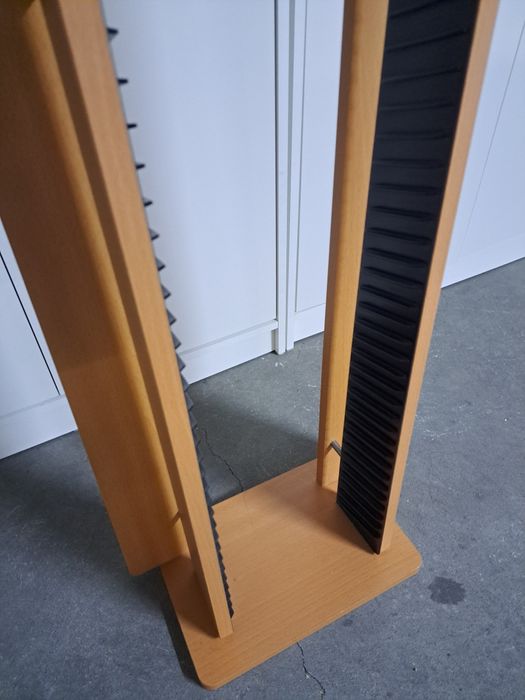 Móvel porta DVD's vertical em madeira