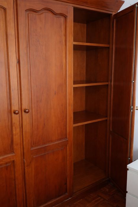 Roupeiro madeira com 3 portas