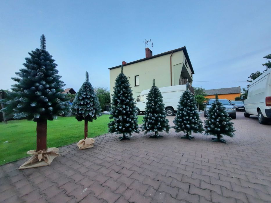 Choinka sztuczna na pniu 70cm z ozdobami i lamkami LED - ubrana