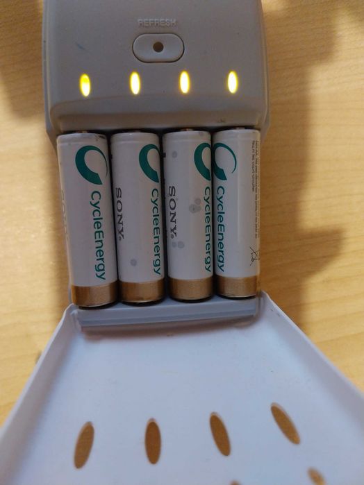 Carregador Pilhas AA e AAA Sony