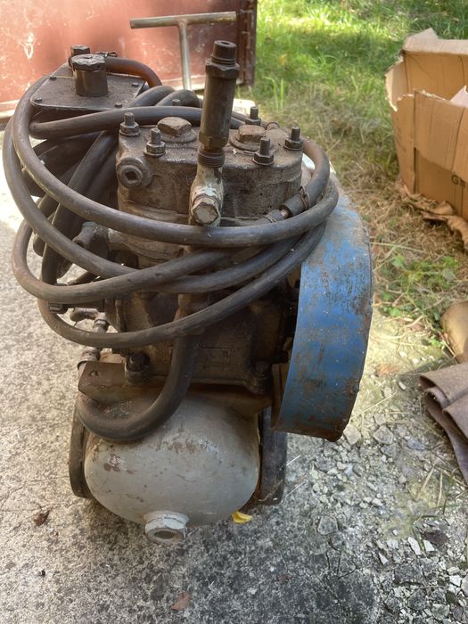 Продаю ось такий масляний компресор