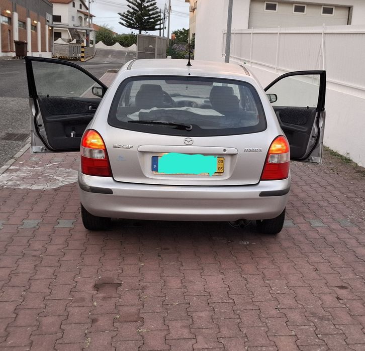 Mazda 323- ano 2000