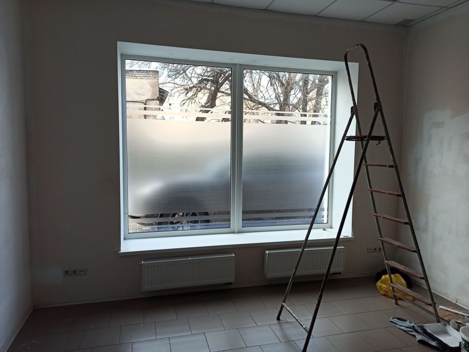 Оклейка окон, оформление витрин магазина, матирование стекла.