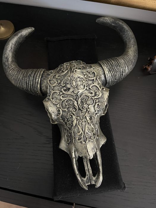 Crânio Decorativo com Chifres – Estilo Ornamental