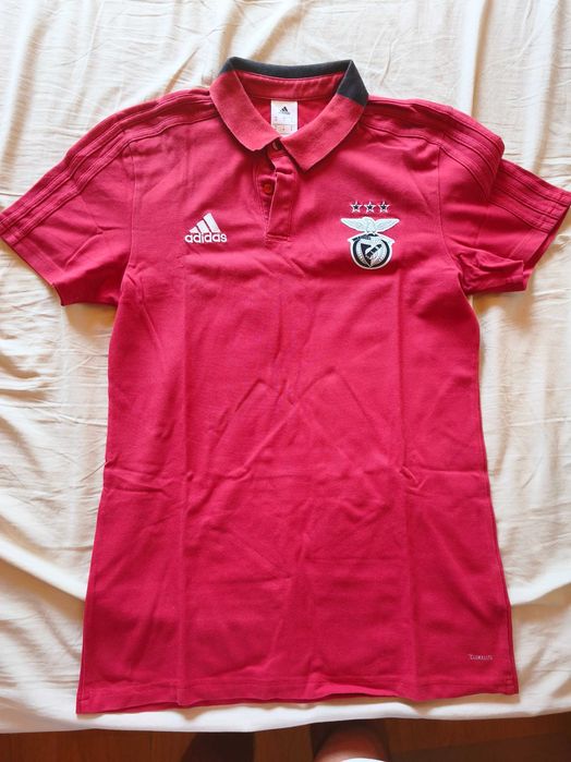 Polos vermelho e cinzento do Benfica