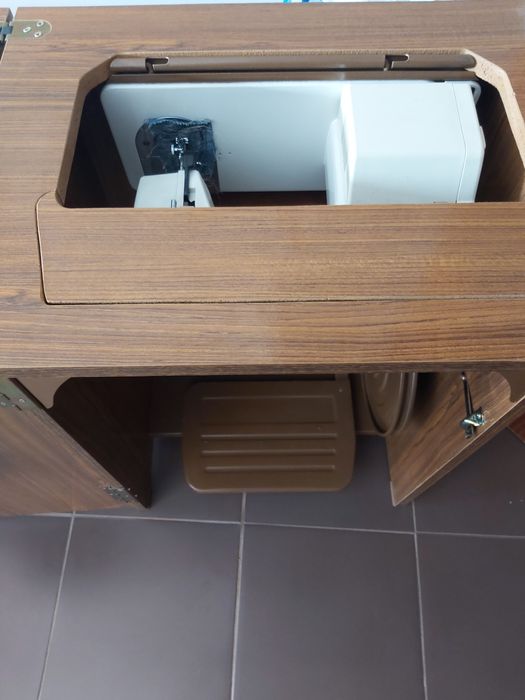 Máquina de costura com móvel