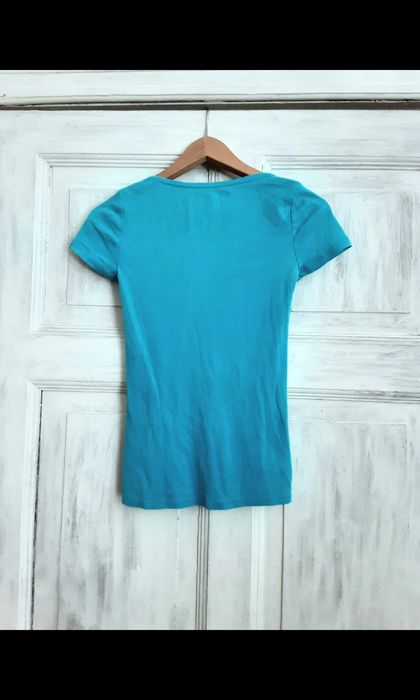 Gładka jasnoniebieska rozciągliwa koszulka z krótkim rękawem