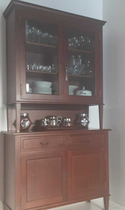 Cristaleira Louceiro em Madeira Maciça – Elegância e Grande Arrumação