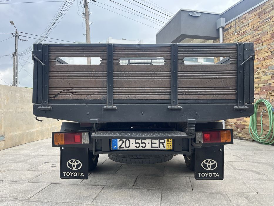 Toyota Dyna 150 lugares 3