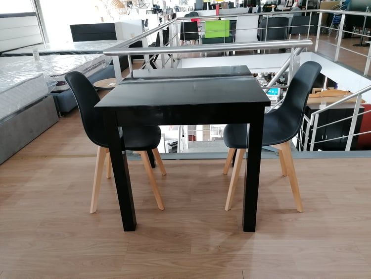 Mesa 70x70 em madeira  pintada a preto