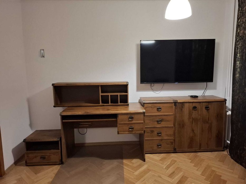 Ośmio elementowy komplet mebli w dobrym stanie zachowania, odbiór od zaraz