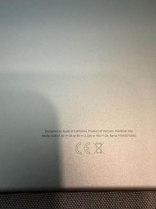 Macbook Neo srebrny stan idealny
