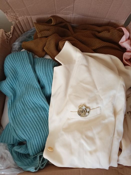 Одяг жіночий різних розмірів.