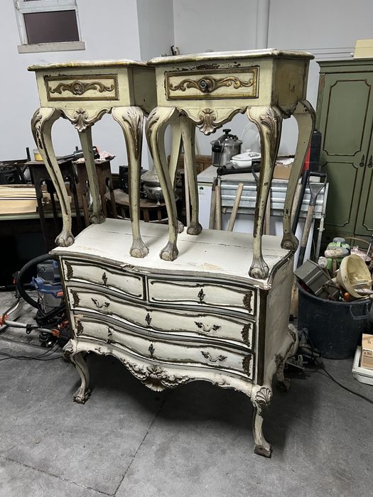 Conjunto de mesa de cabeceiras e comoda antigas