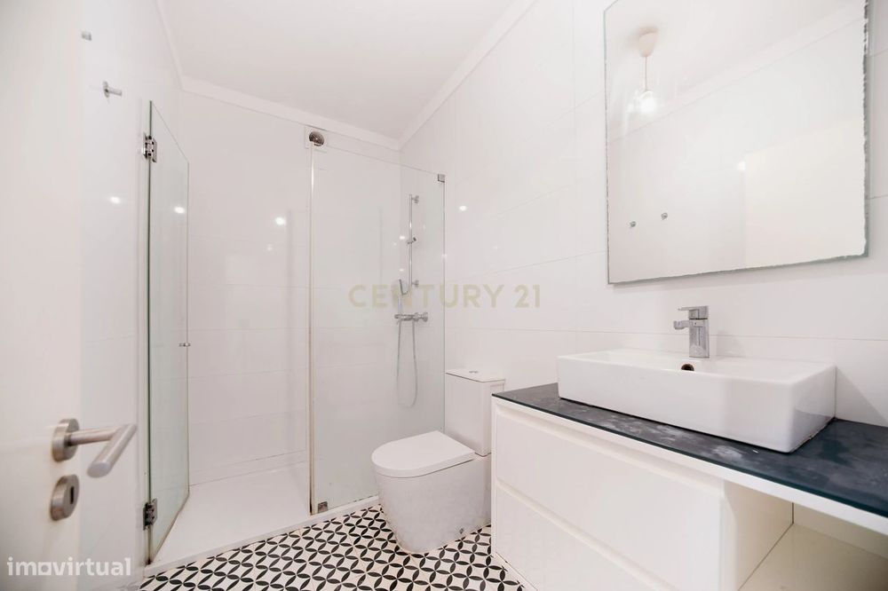 Apartamento T2  na Rua Manuel Carqueja - junto à Praça Velasquez - Por