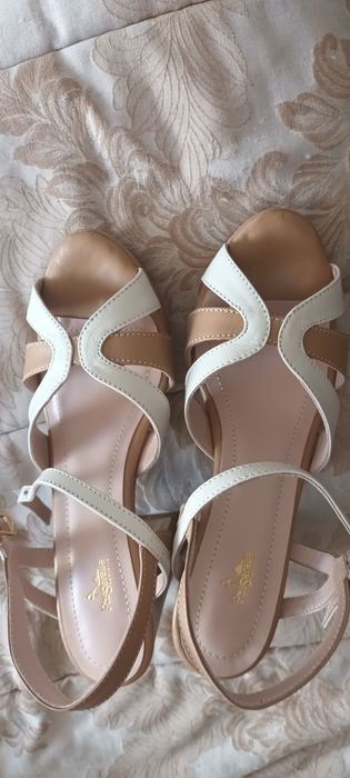 Sandálias toda em pele Novas