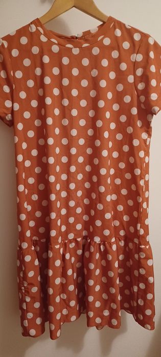 Vestido salmão com bolas
