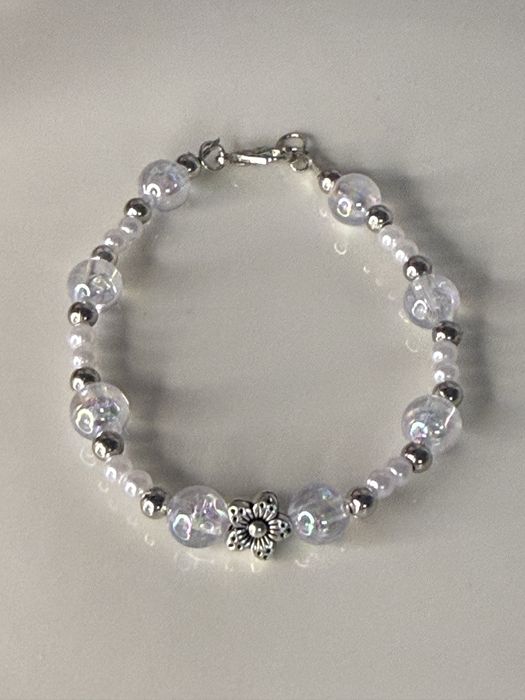 Bransoletka biała z kwiatkiem