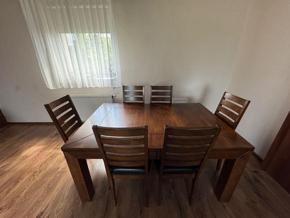 Piękny duży drewniany stół