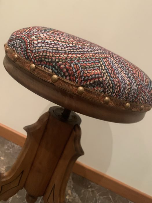 Banco de piano restaurado