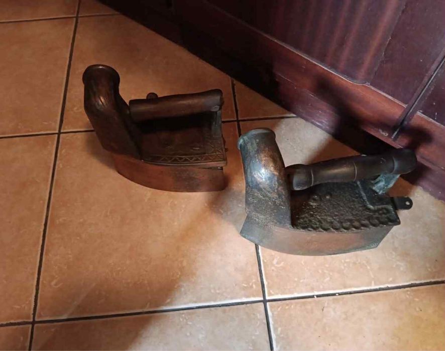 Dwa stare żelazka żeliwno miedziowane