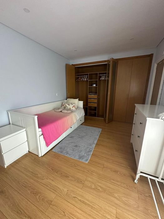 Arrenda - se quarto