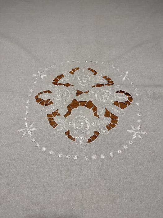 Obrus haftowany ręcznie