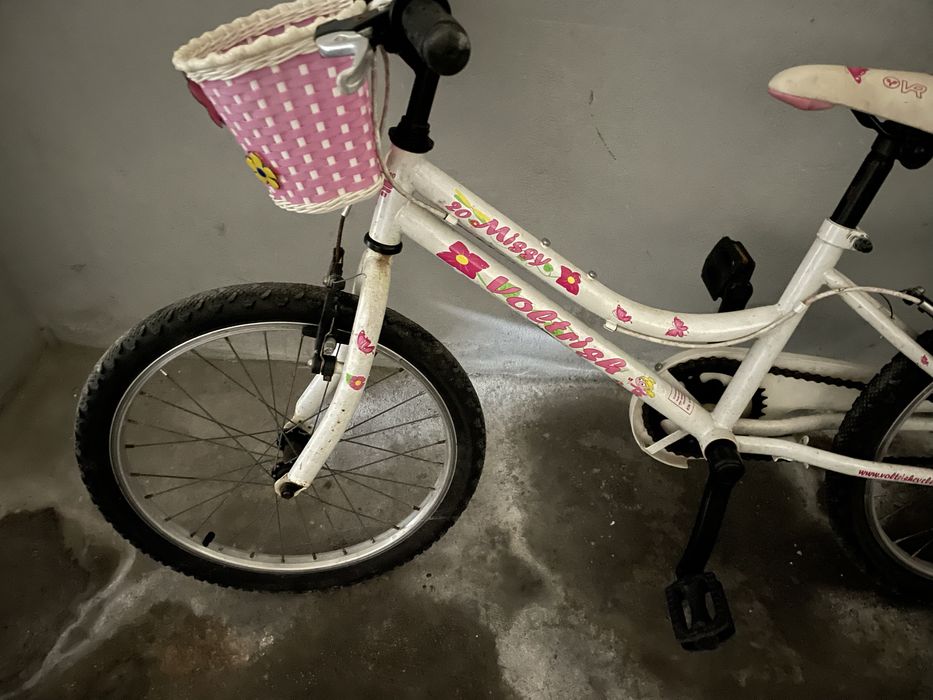 Bicicleta de menina com cestinho em bom estado. Roda 20