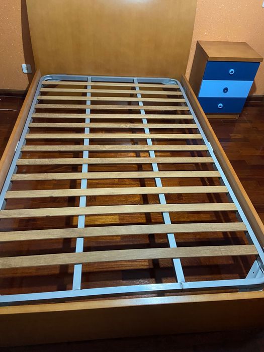 Cama + Mesa de cabeceira + prateleira