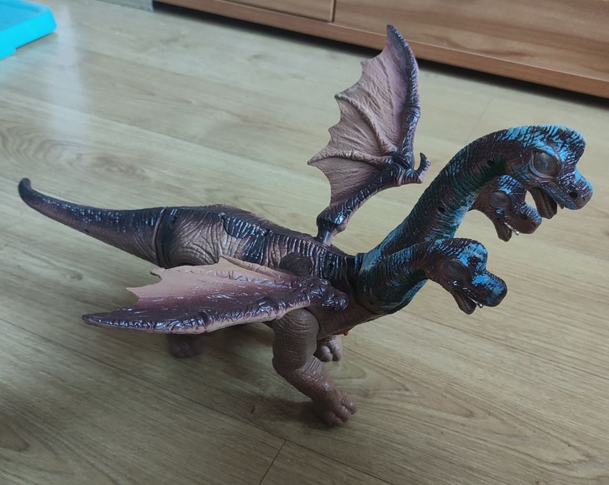 Trzygłowy smok dinozaur