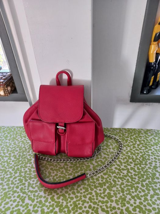 Vendo Mochila de levar ao ombro muito bonita como nova