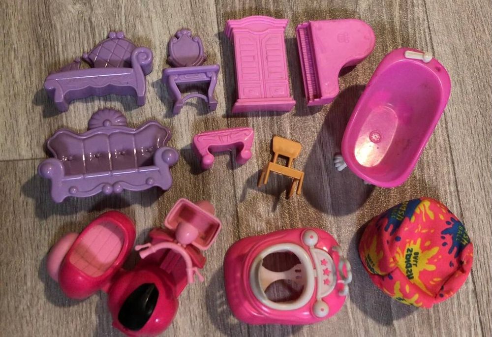 Коллекция кукол LOL, мебели и аксессуаров.