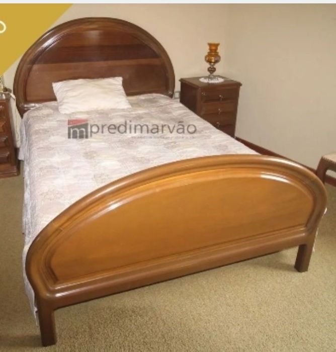 Cama de Casal em perfeitas condições com estrado e colchão. Oferta de roupas de cama