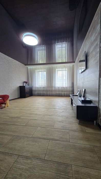 Продам дом с бассейном вул  Незламна