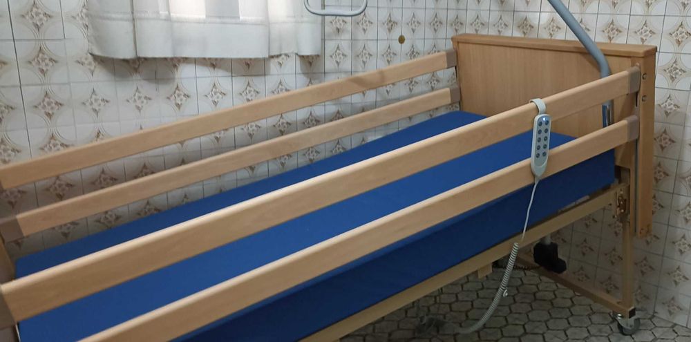 Cama médica articulada