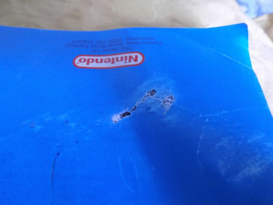 Wario Blast: Featuring Bomberman z instrukcją zadźganą przez listonosa