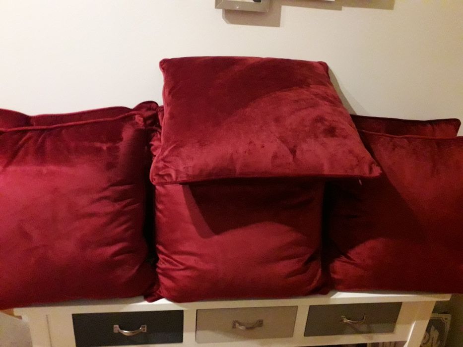 Cortinados, manta e almofadas bordeaux