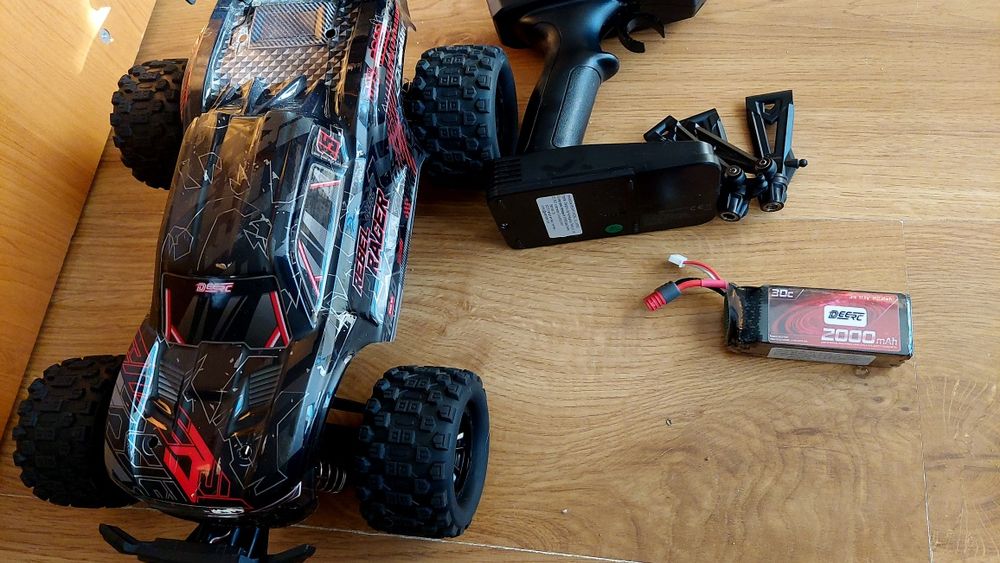 Model rc Deerc 1217 bezszczotkowy v max 75 km/h.