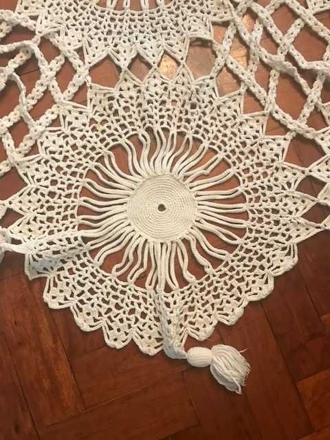 Toalha em renda quadrada com flores