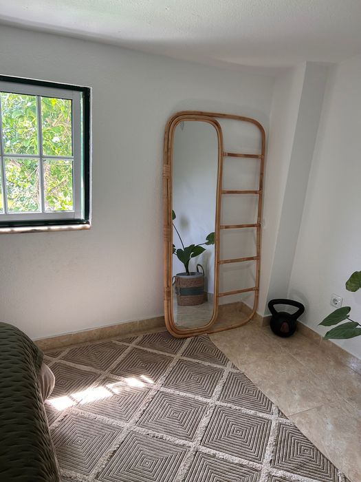 Vendo recheio quarto, cama, mesas cabeceiira, candeeiros, tapete, espelho
