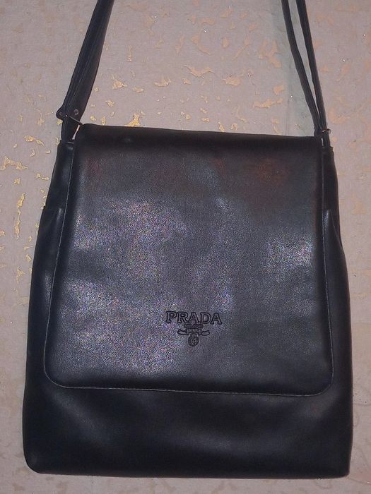 Продам женскую кожаную сумку "PRADA".Б/у .