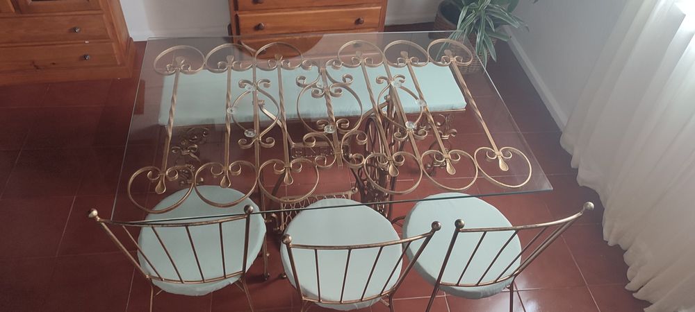 Mesa de ferro e vidro  banco e cadeiras