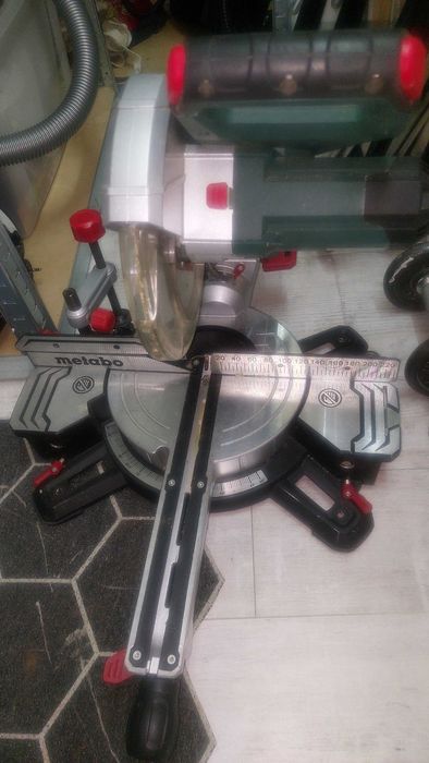 Пила торцювальна Metabo KGS 216 M