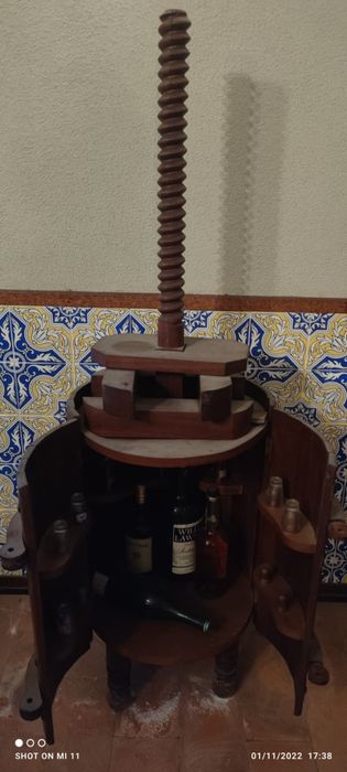 Bar de madeira em forma de prensa