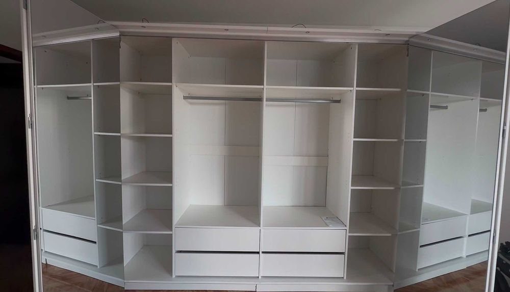 Roupeiro 255 cm com espelhos e iluminação LED