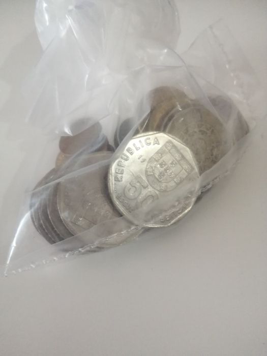 Vendo 36 moedas de escudos (portes incluídos)