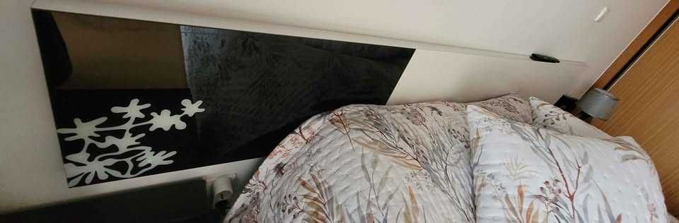 Cama de casal completa com mesa cabeceira