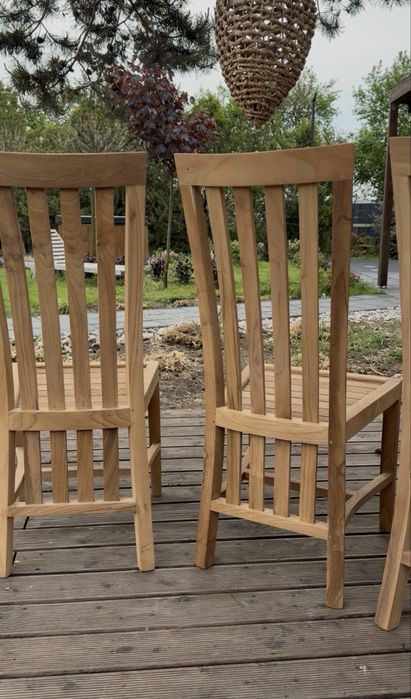 Cztery krzesła z drewna teak