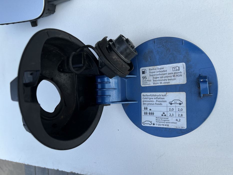 Лючок крышка бензобака Гольф 5 Шкода А5 лючок топливного бака