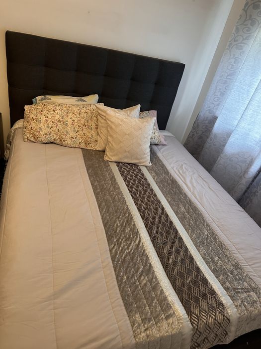 Cama com dois criados